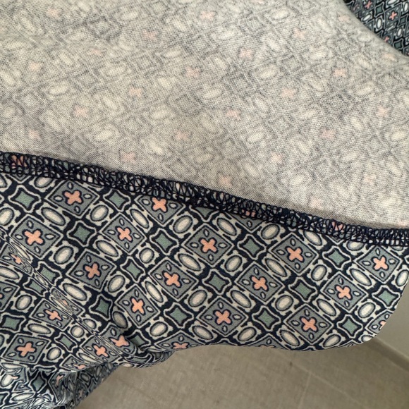 LOFT Mixed Media Tie-Neck Shell, V-Neck Blouse, Geometric Print, Large - EUC! - Picture 9 of 11